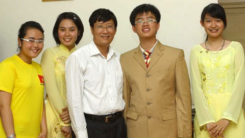 The four students (from L) Dao Hai Yen, Bui Thuy Anh, Cao Bao Anh and Vu Thi Ngoc Oanh pose with teacher Mai Sy Tuan (C) before going to Changwon, the Republic of Korea.